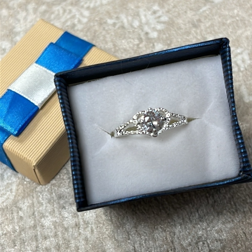 Brand New Silver Tone Ring Cubic Zirconia Accent Rhinestones Heart Frame Size 9